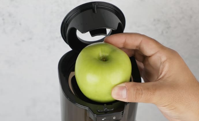 Kuvings りんごを投入している画像