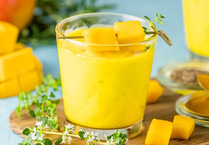 黄色のフルーツジュース